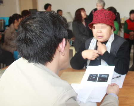 咽喉炎患者在聽(tīng)取醫(yī)生的病因分析