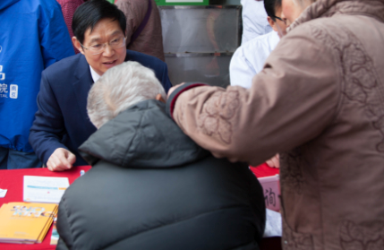 醫(yī)生與患者溝通咽喉炎的病癥情況