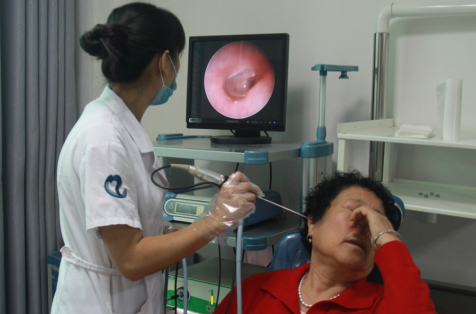 醫(yī)生為眩暈患者檢查病因