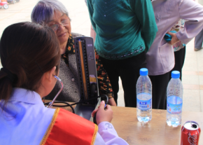 醫(yī)生檢查眩暈患者